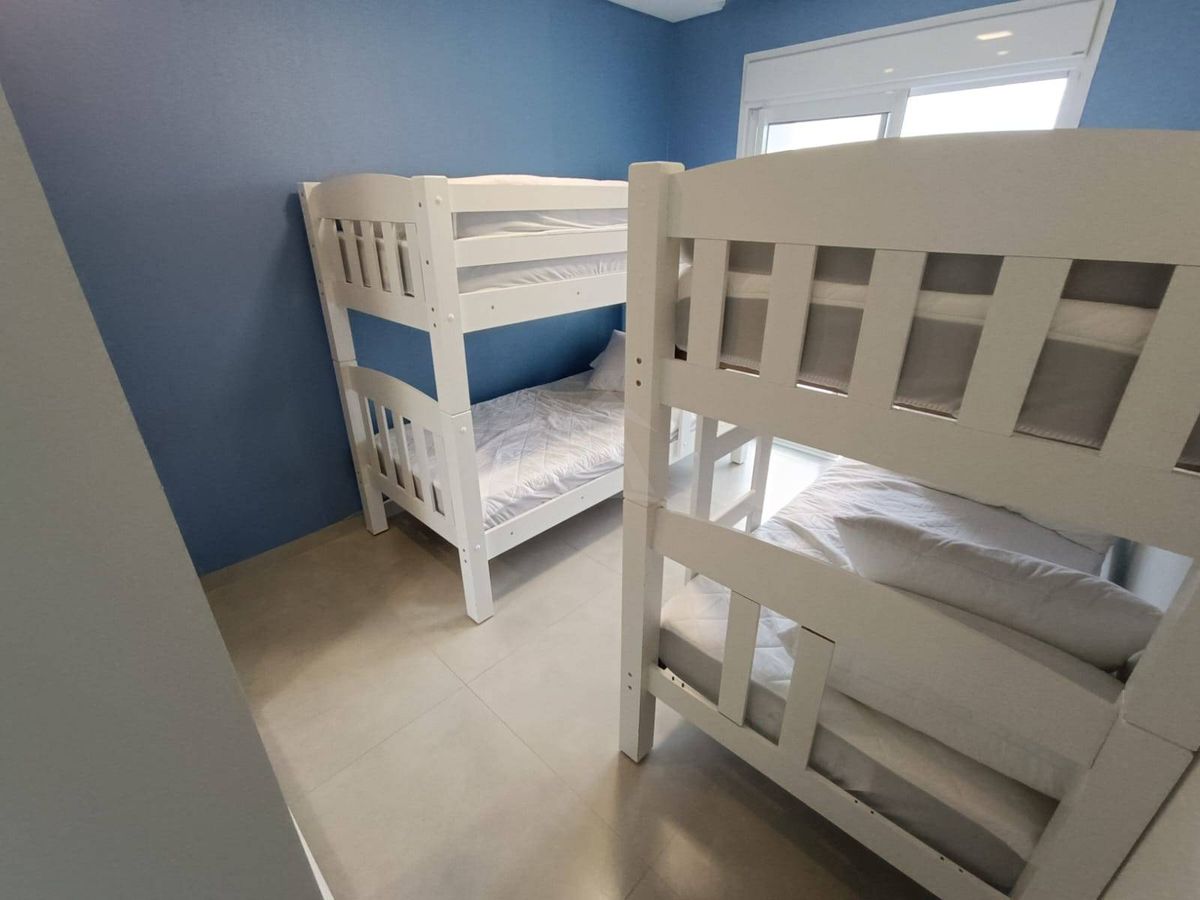 Sobrado quadra mar, com 3 quartos sendo 1 suite, cambijú