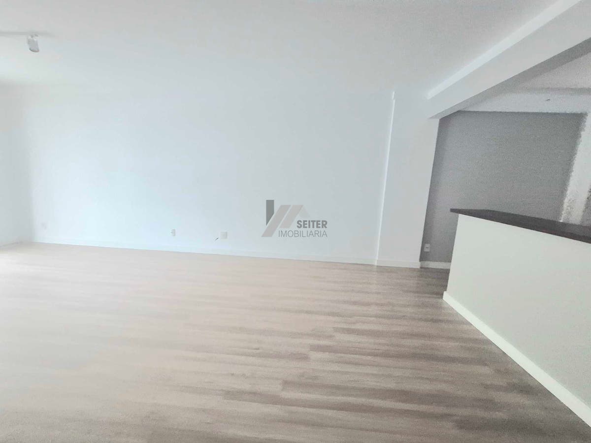 Apartamento alto padrão de 4 dormitorios sacada com churrasqueira e 2 vagas para locação no Itacorubi