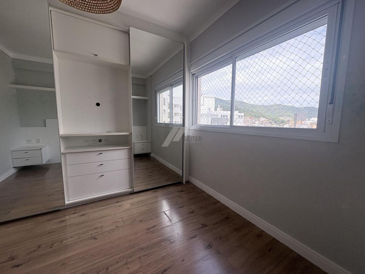 Apartamento mobiliado de 4 dormitorios sendo 2 suites com 3 vagas de garagem a venda Itacorubi