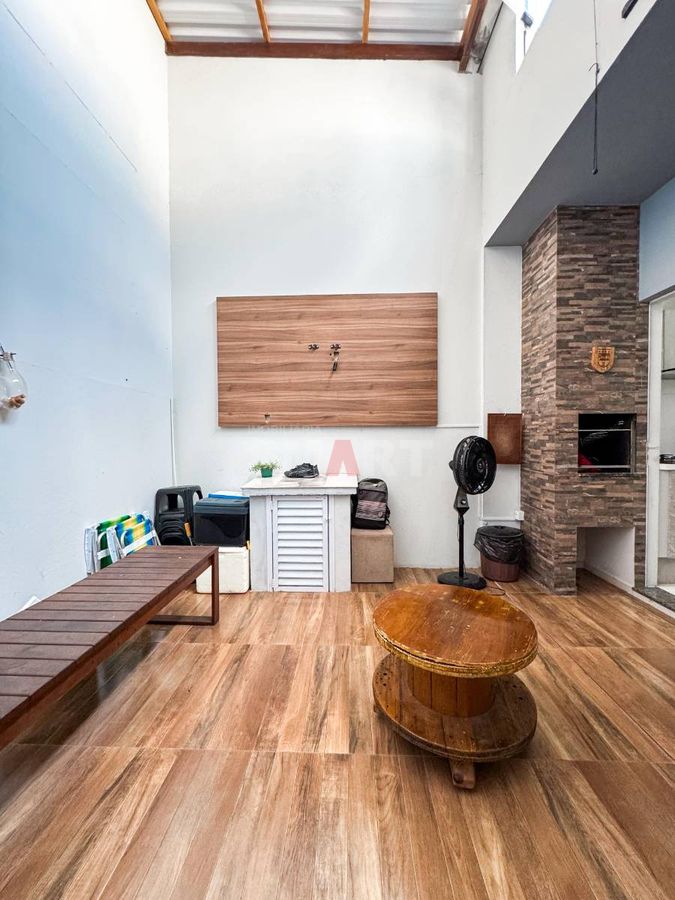 Casa Geminada Semimobiliada com 1 Suíte e 1 Quarto à Venda