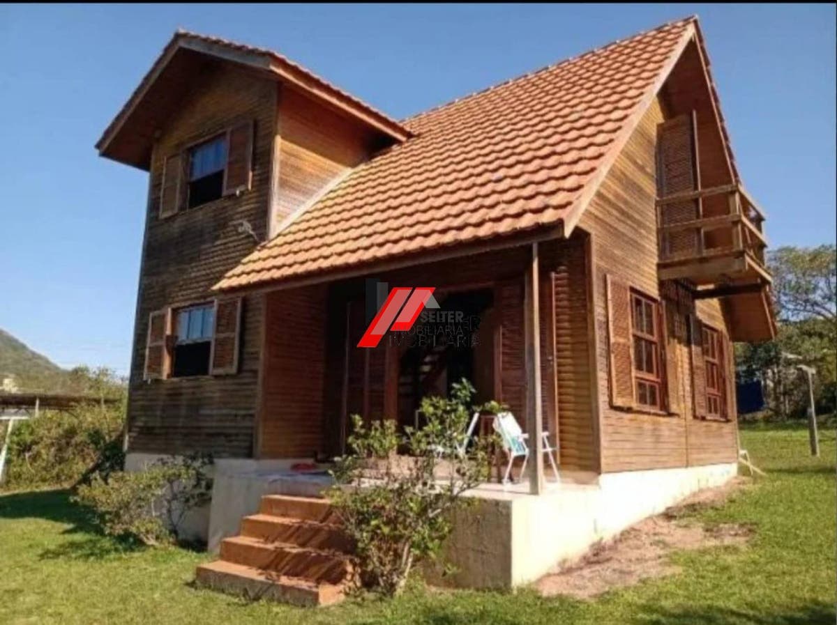 Casa à venda na praia do Santinho com terreno grande à500 metros do mar