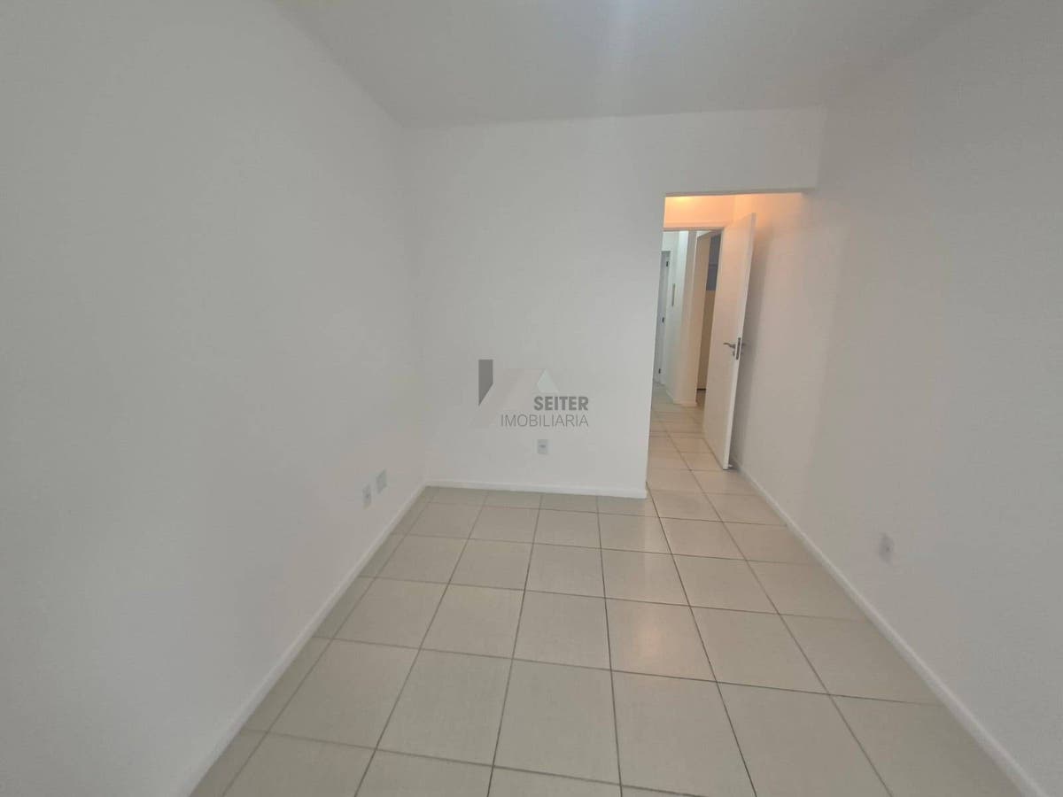 Apartamento Semi Mobiliado de 2 Dormitorios com Suite no Itacorubi