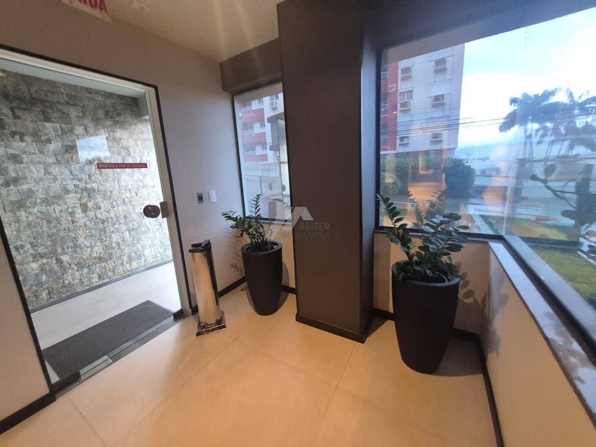 Apartamento Semi Mobiliado de 2 Dormitorios com Suite no Itacorubi