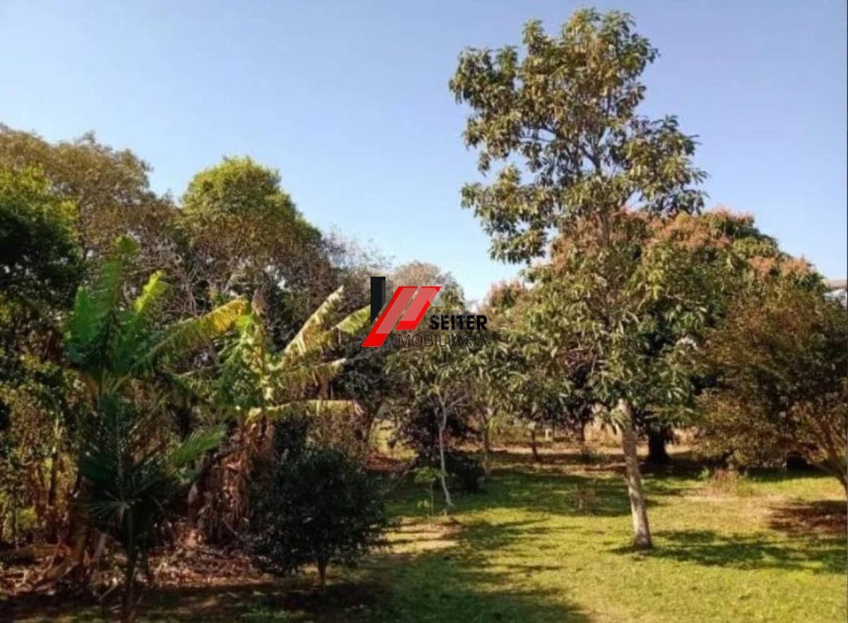 Casa à venda na praia do Santinho com terreno grande à500 metros do mar
