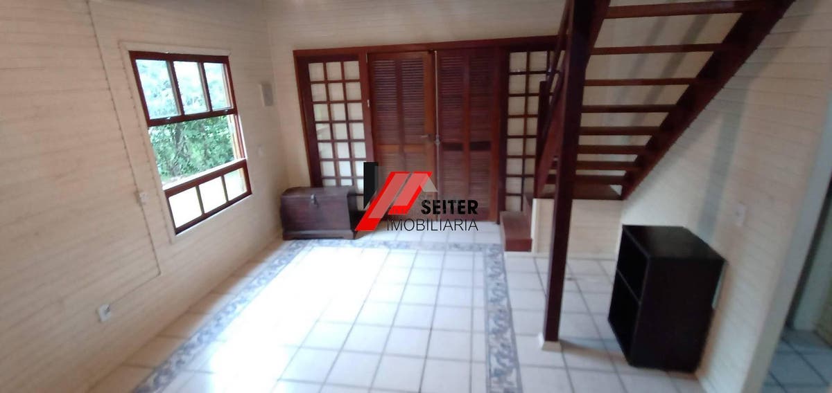 Casa à venda na praia do Santinho com terreno grande à500 metros do mar