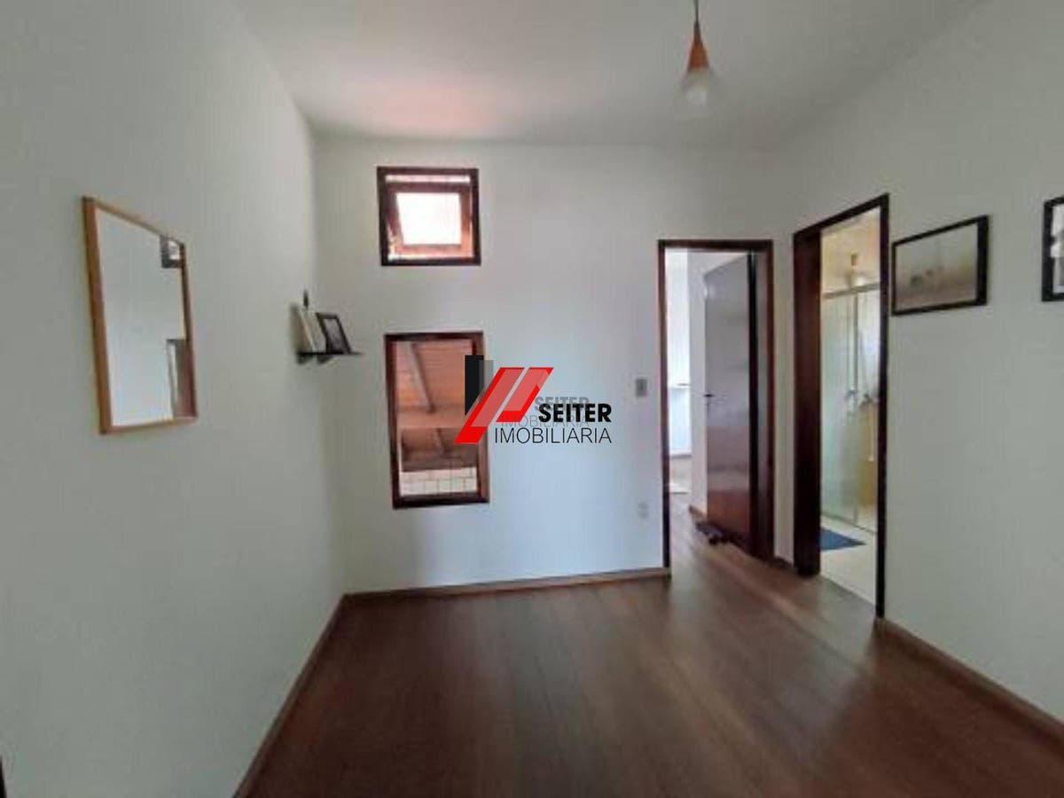 Casa com 3 dormitórios, sendo 1 suíte a venda, com área de 214,82m² Trindade