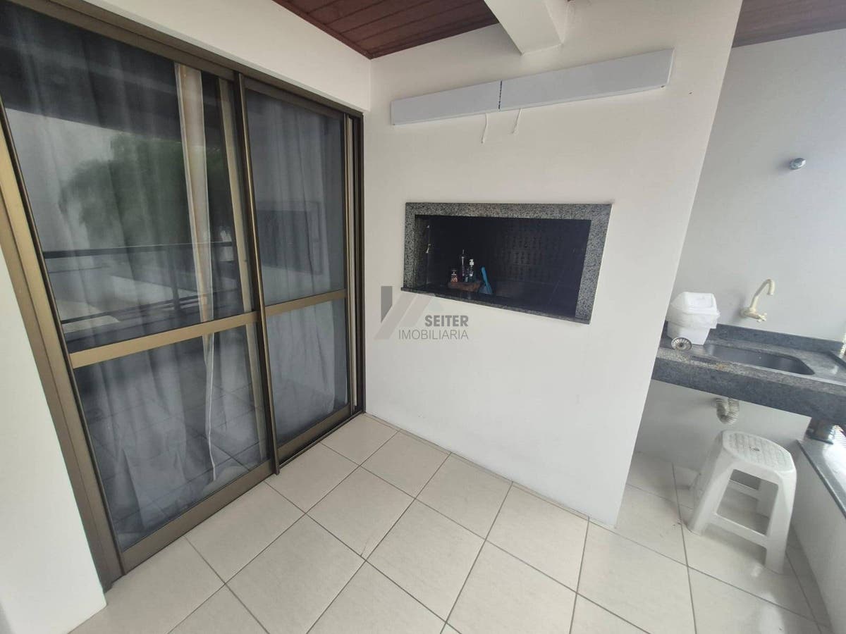 Apartamento Semi Mobiliado de 2 Dormitorios com Suite no Itacorubi