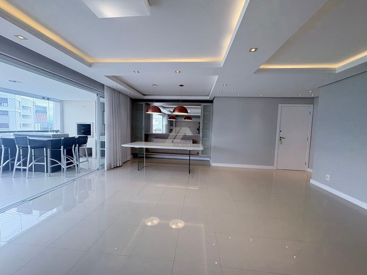 Apartamento mobiliado de 4 dormitorios sendo 2 suites com 3 vagas de garagem a venda Itacorubi