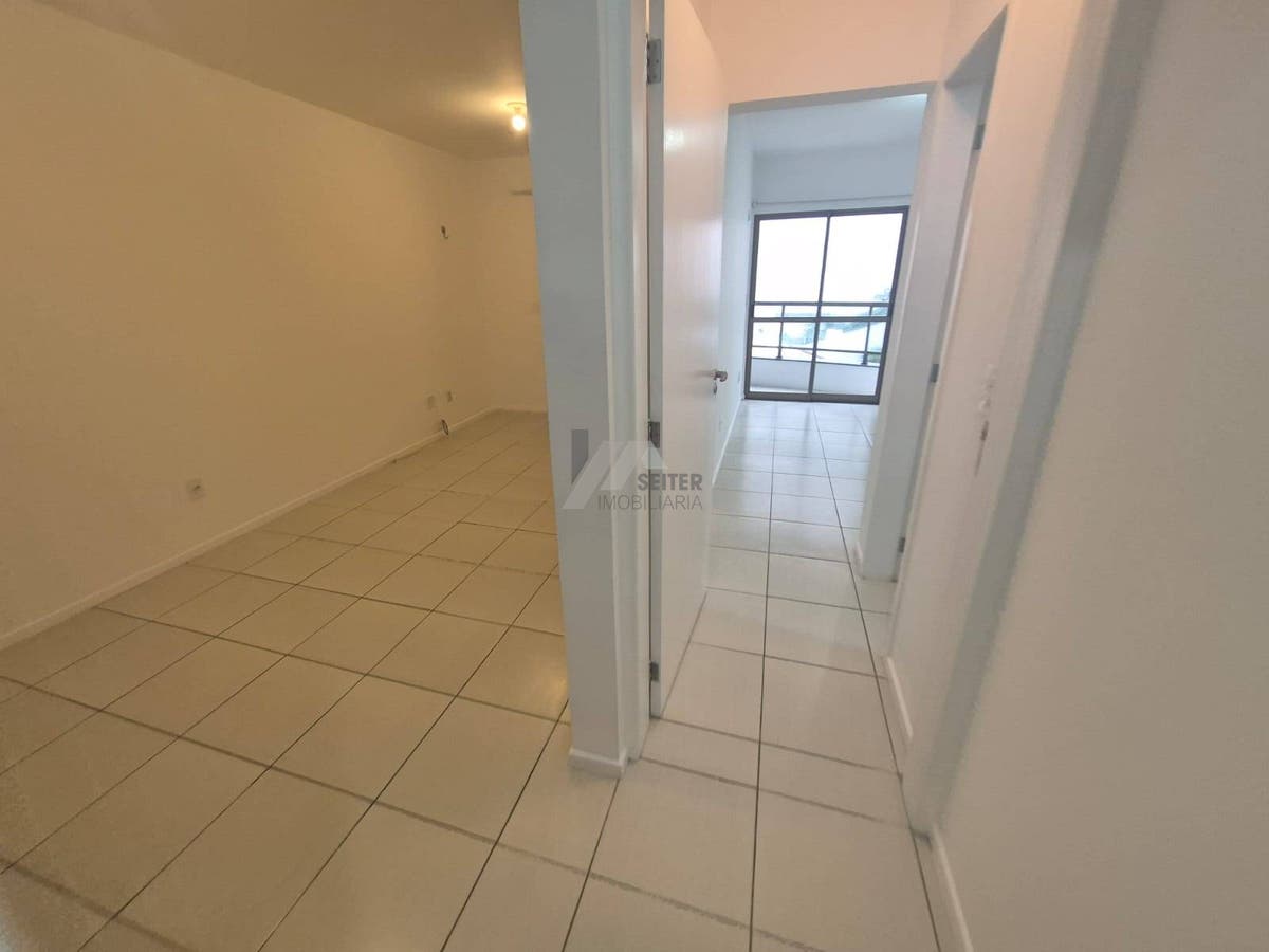 Apartamento Semi Mobiliado de 2 Dormitorios com Suite no Itacorubi