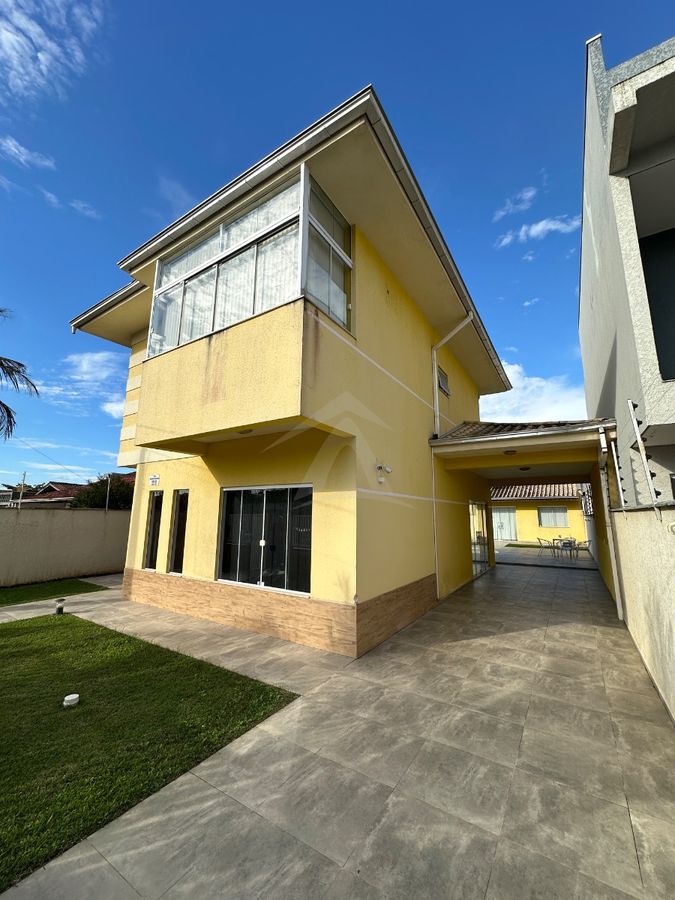 Sobrado com piscina, 3 suítes, bal cambiju
