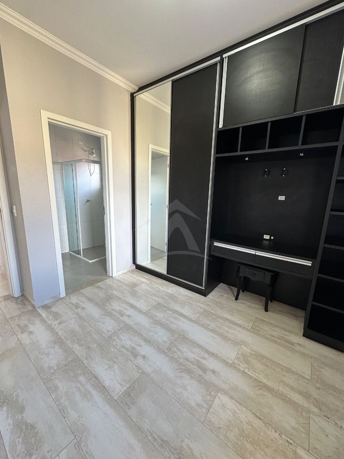 Sobrado com piscina, 3 suítes, bal cambiju