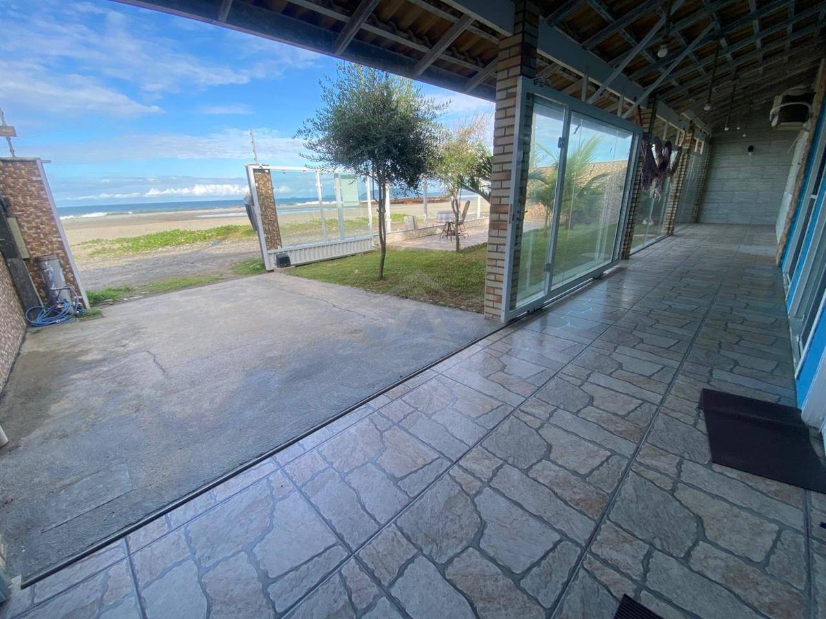 Casa frente mar, 4 quartos com piscina, mariluz
