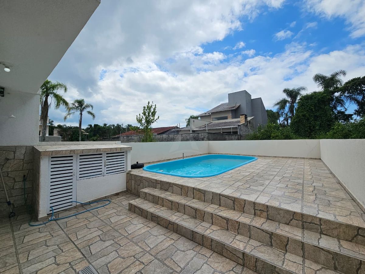 Casa mobiliada com piscina a 550m da praia, 3 quartos sendo 1 suíte, barra do saí