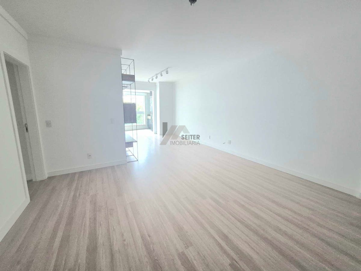Apartamento alto padrão de 4 dormitorios sacada com churrasqueira e 2 vagas para locação no Itacorubi