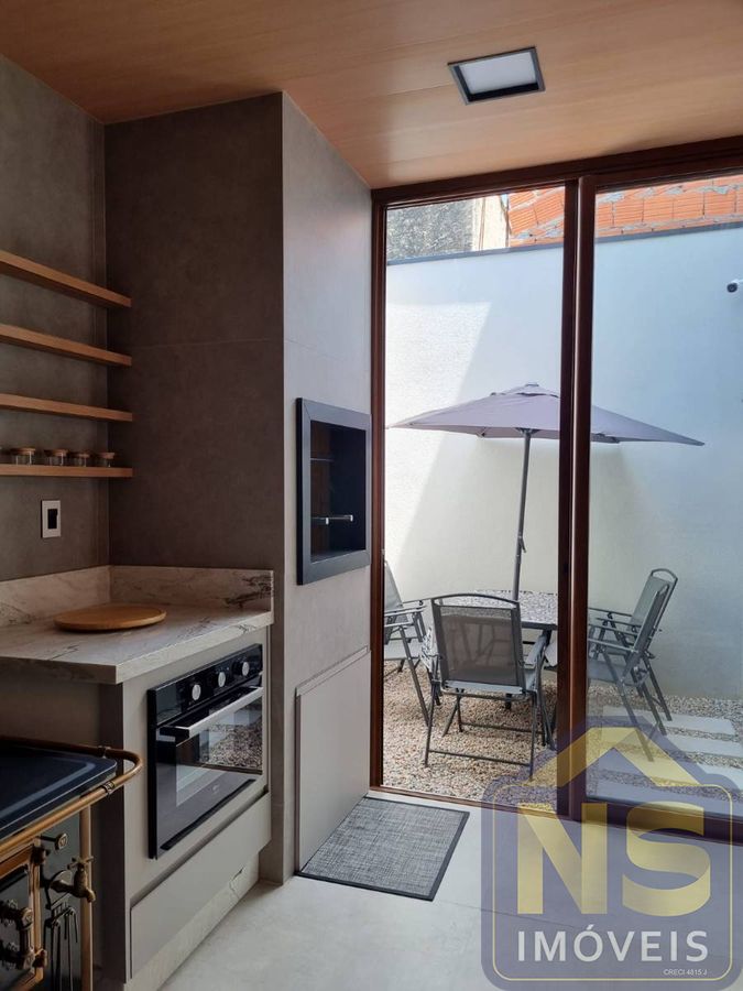 Sobrado de 3 quartos, 150m² no bairro Zimbros, em Bombinhas | Eu Corretor