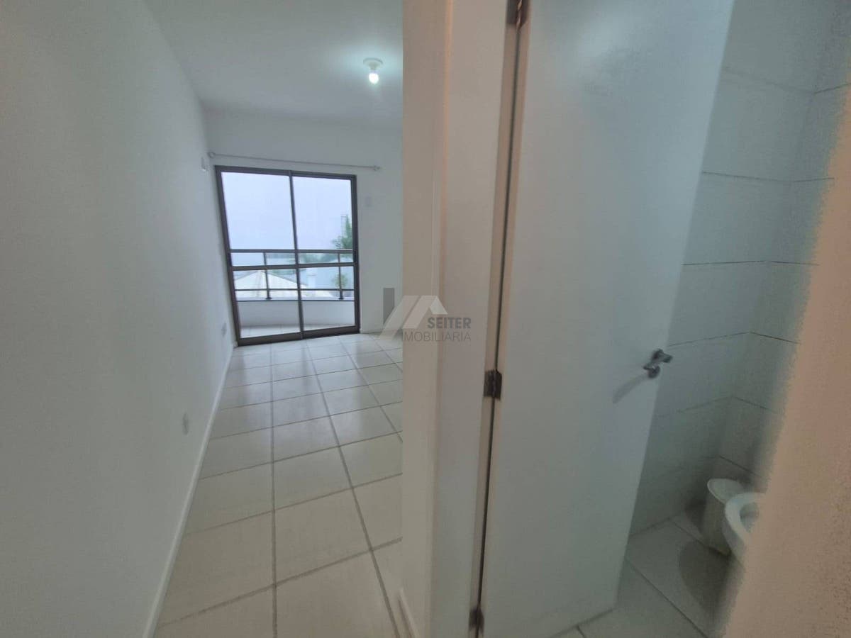 Apartamento Semi Mobiliado de 2 Dormitorios com Suite no Itacorubi