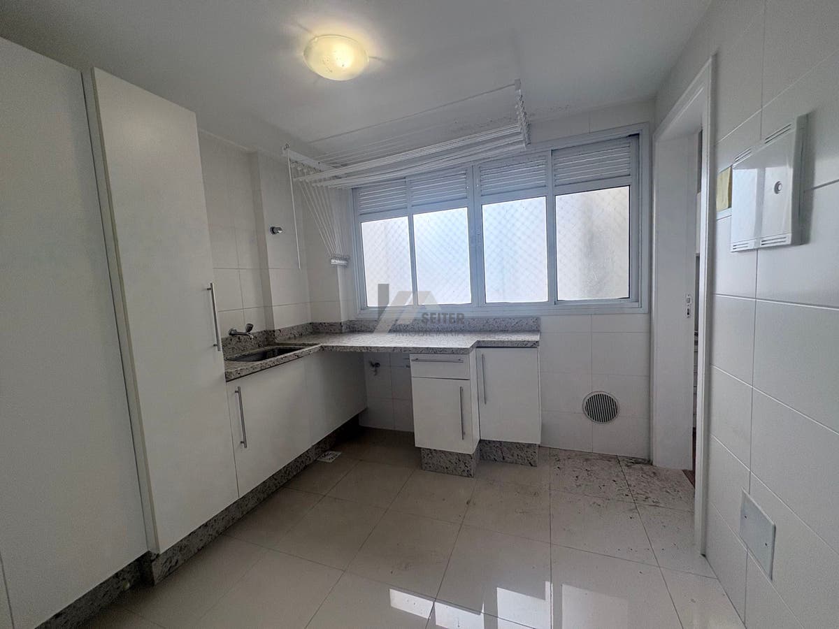 Apartamento mobiliado de 4 dormitorios sendo 2 suites com 3 vagas de garagem a venda Itacorubi