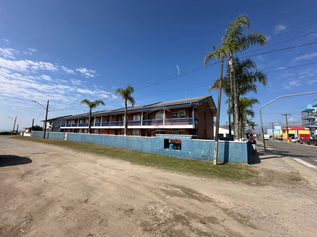 Conjunto comercial + residencial no centro 20 aptos + 3 casas quadra do mar
