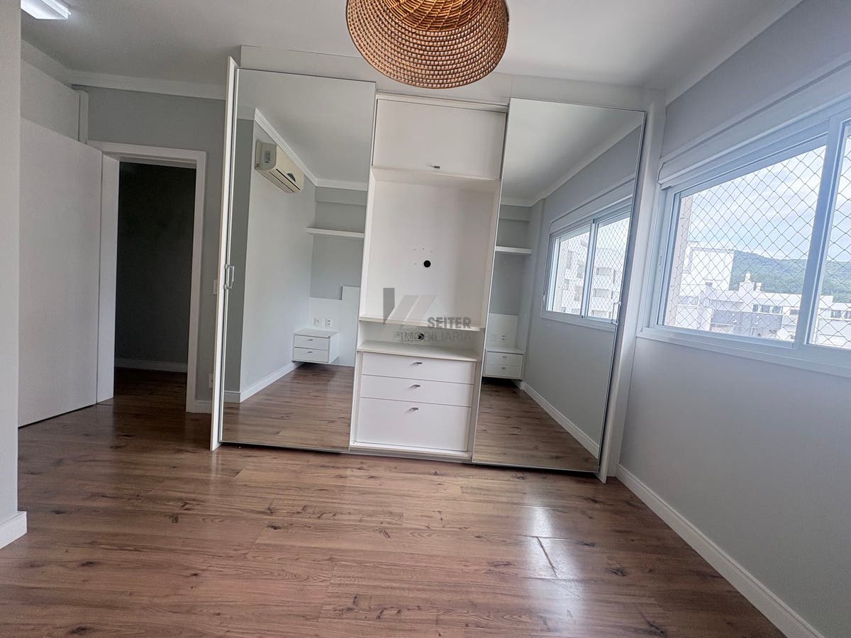 Apartamento mobiliado de 4 dormitorios sendo 2 suites com 3 vagas de garagem a venda Itacorubi