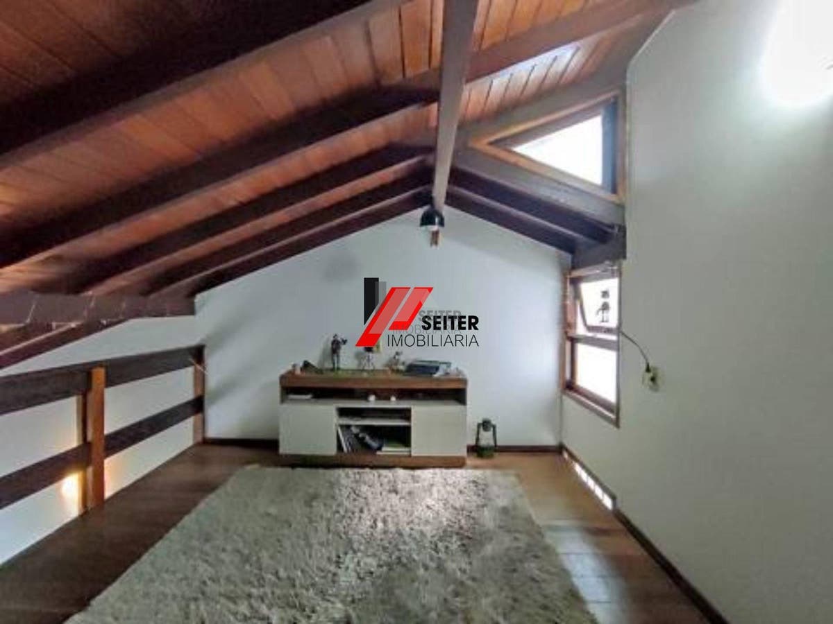Casa com 3 dormitórios, sendo 1 suíte a venda, com área de 214,82m² Trindade