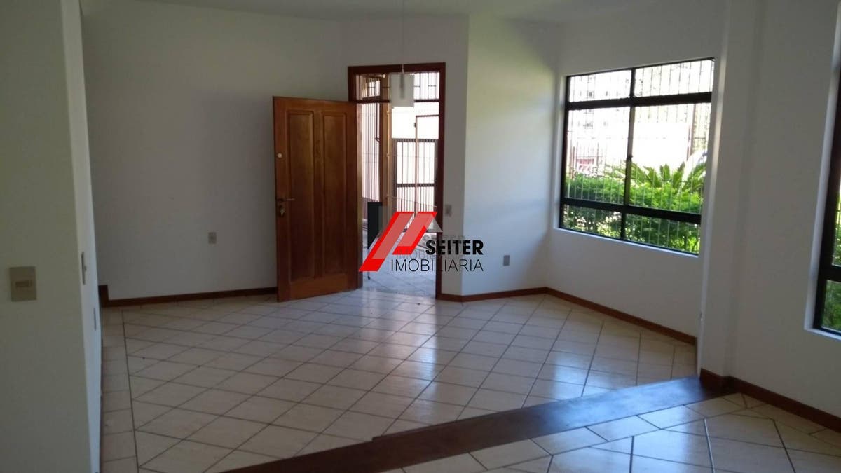 Casa com 4 dormitórios sendo 2 suíte à venda no bairro Pantanal