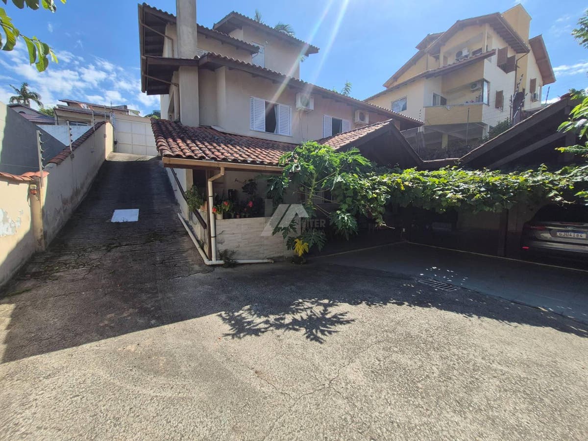 Casa a venda na Trindade com 5 dormitórios Florianópolis