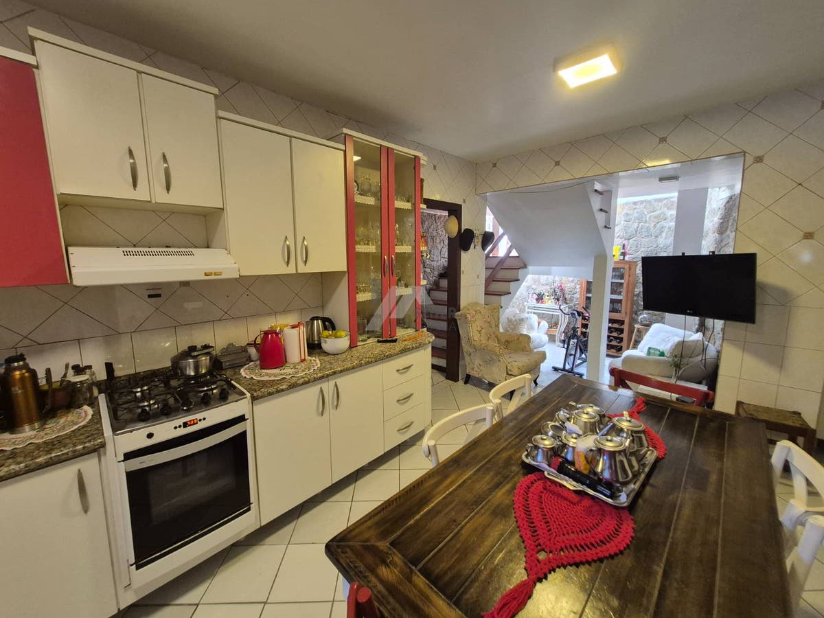Casa a venda na Trindade com 5 dormitórios Florianópolis