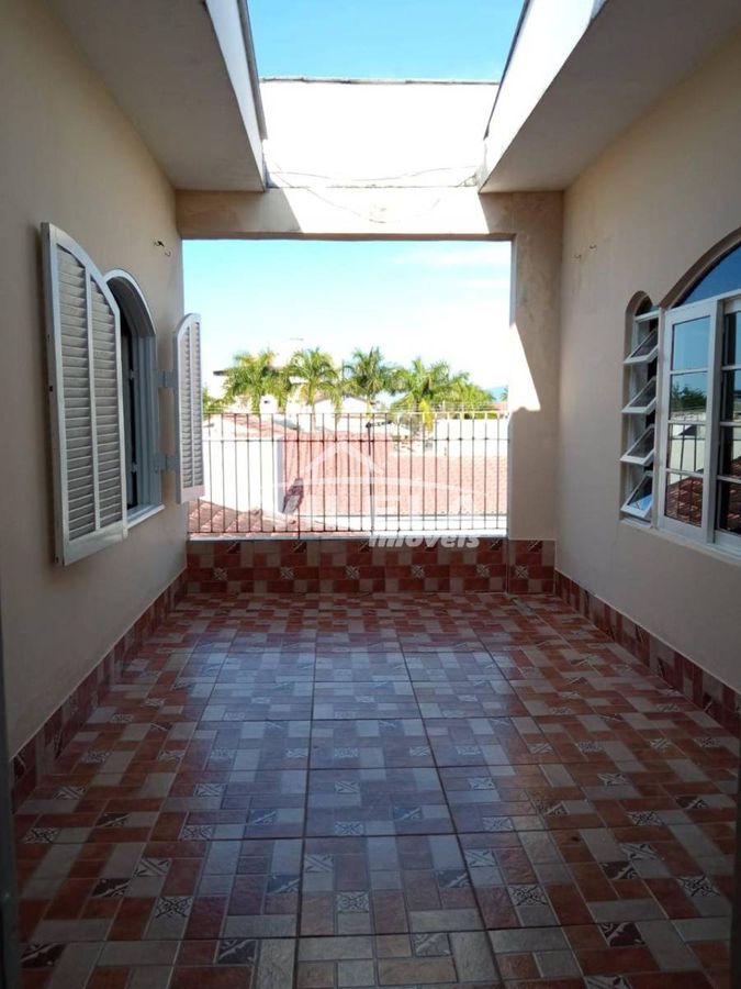 Casa a poucos metros da praia indaia