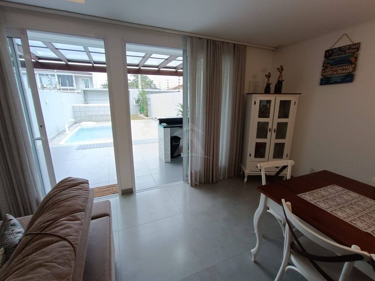Sobrado quadra mar, com 3 quartos sendo 1 suite, cambijú
