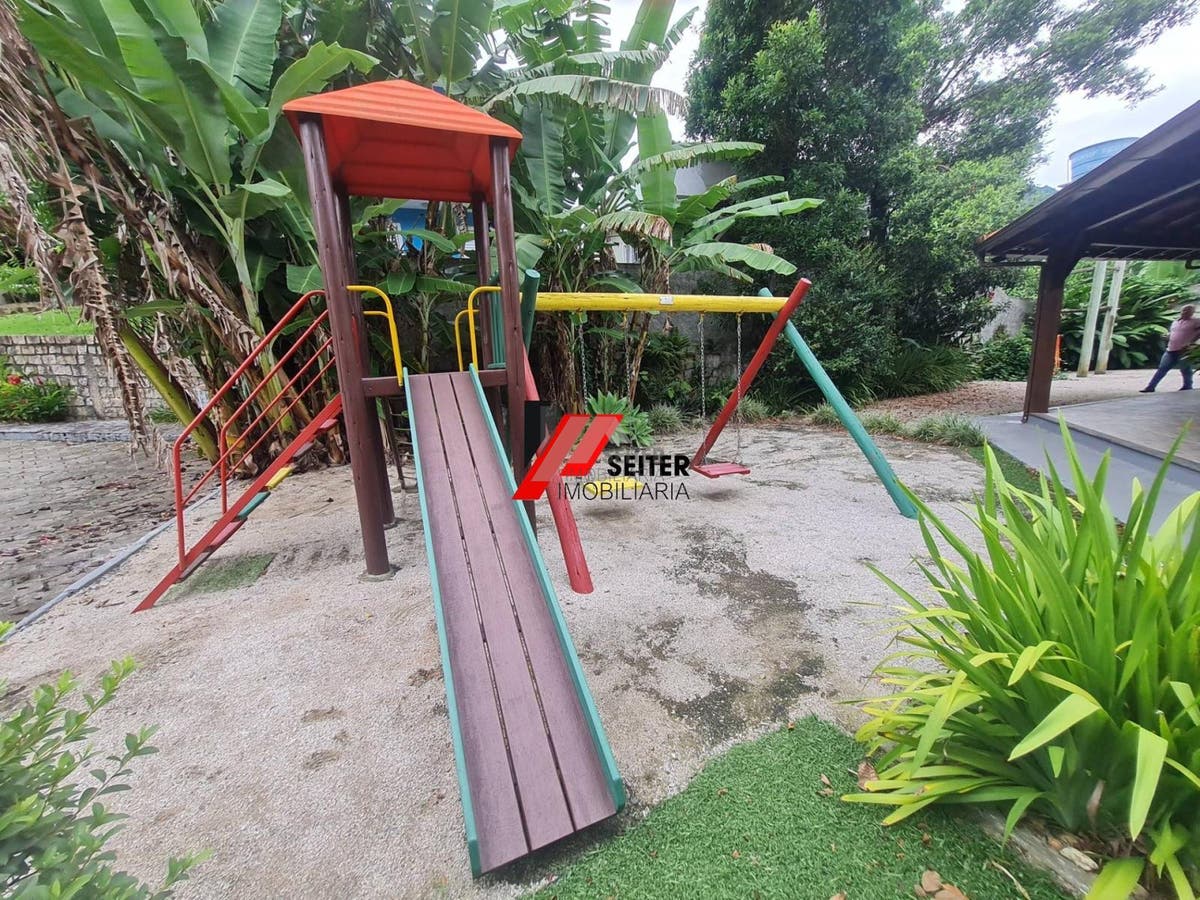 Casa mobiliada à venda em condomínio fechado no Bairro Monte Verde em Florianópolis com 4 quartos sendo 3 suítes
