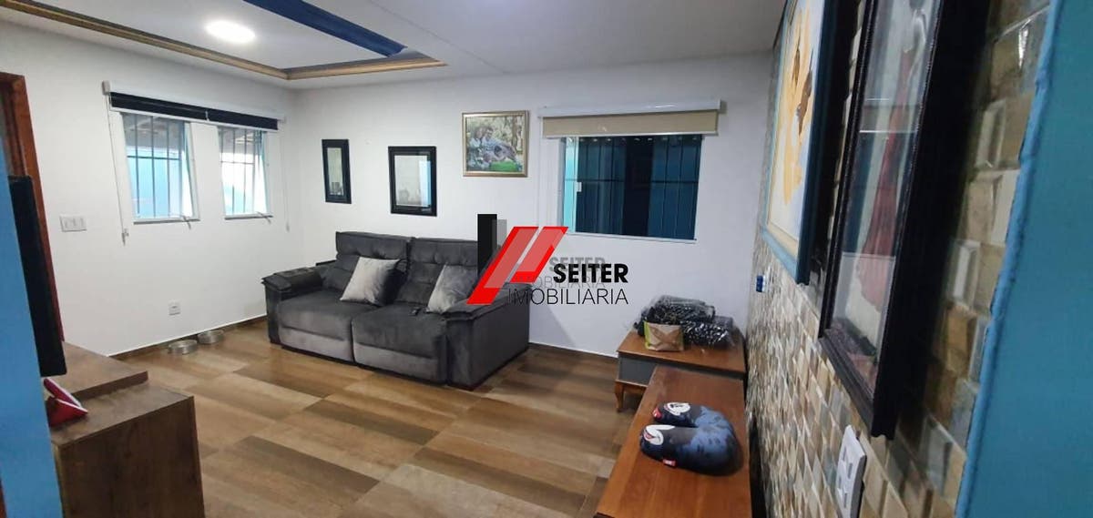 Sobrado 4 dormitorios possui suite com closet e edicula para venda