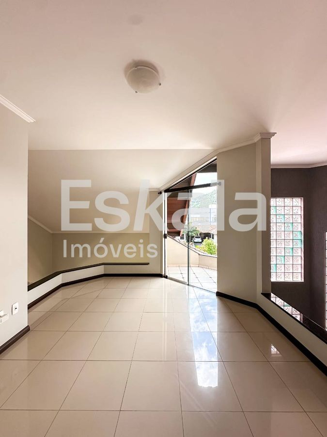 Casa Alto Padrão Semi-Mobiliada e com Piscina Vila Nova - Jaraguá do Sul