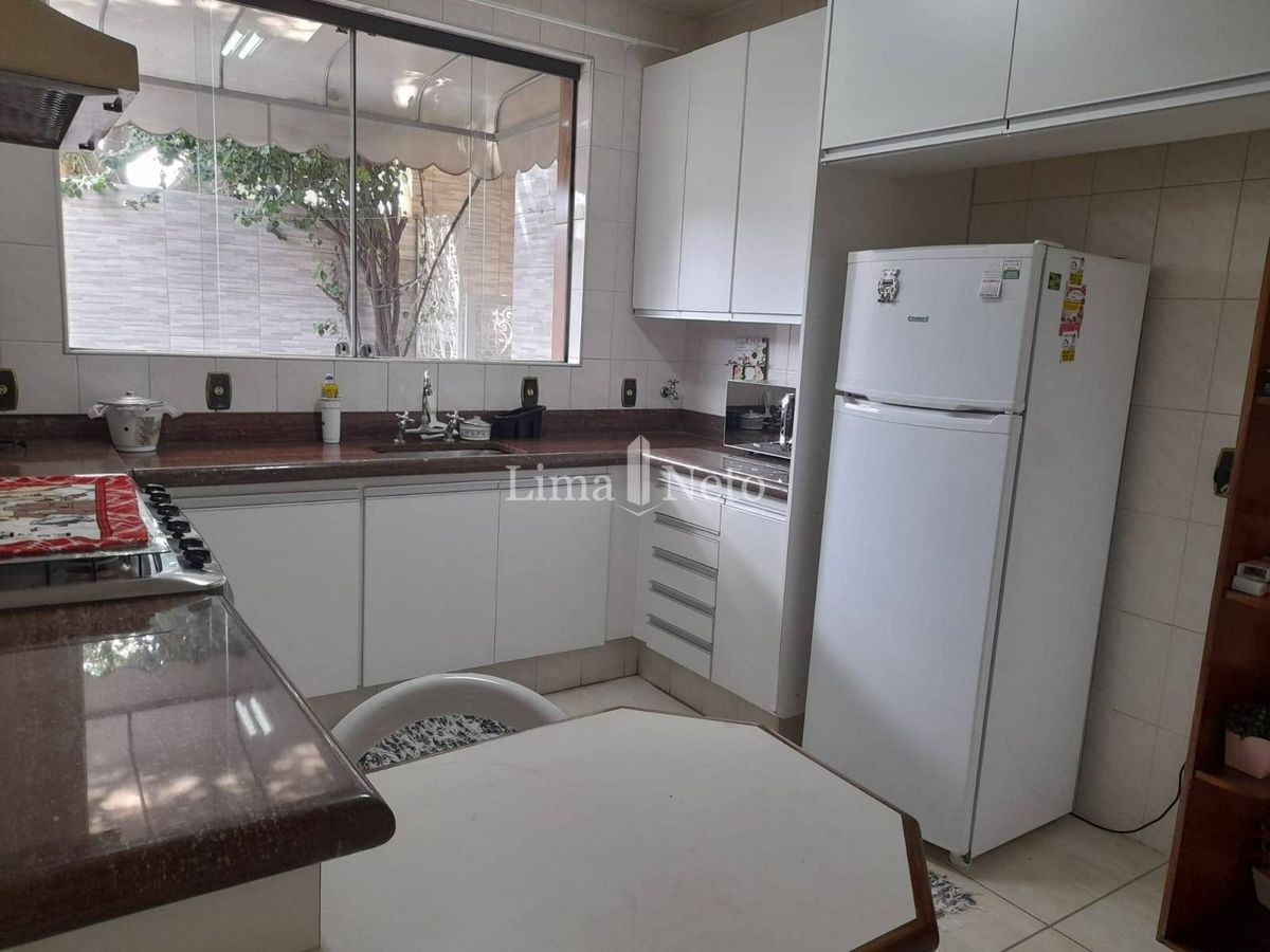 Casa sobrado, 234 m2, 3 dorms ( 1 suíte com closet ) 4 vagas