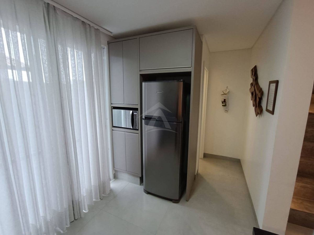 Sobrado quadra mar, com 3 quartos sendo 1 suite, cambijú