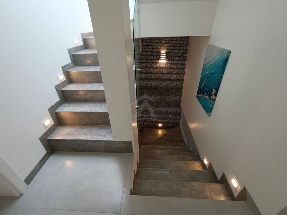 Sobrado quadra mar, com 3 quartos sendo 1 suite, cambijú