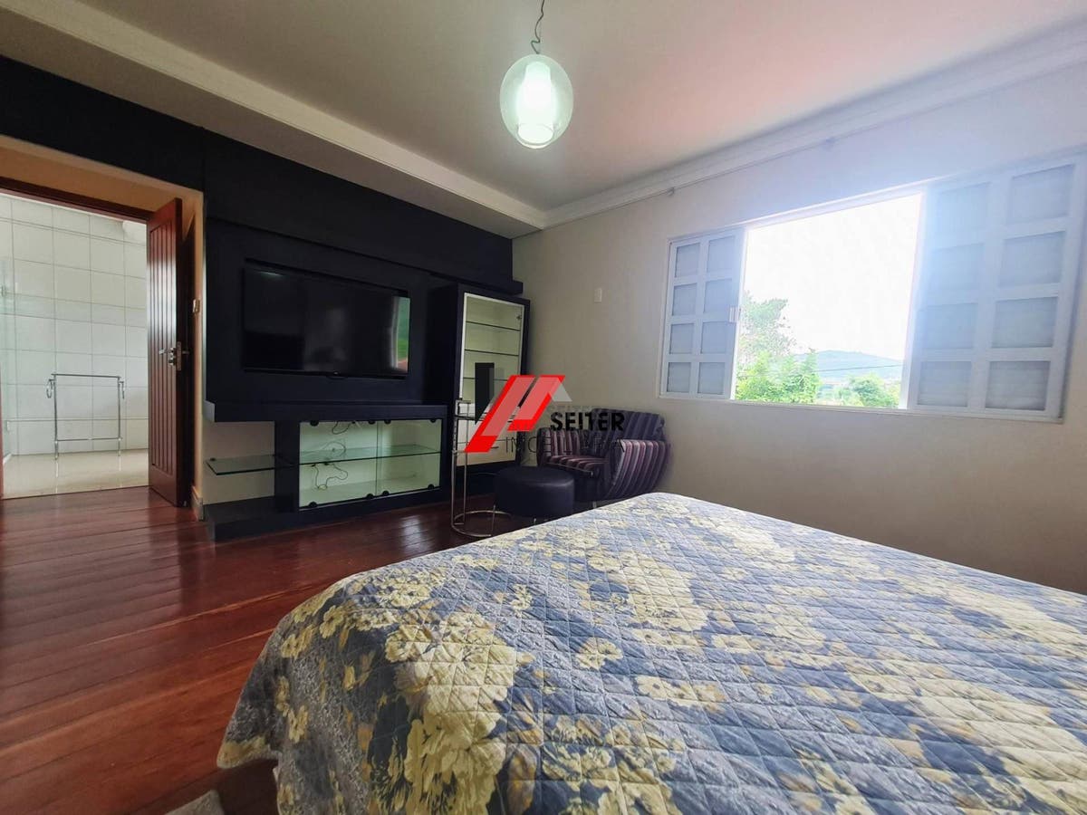 Casa mobiliada à venda em condomínio fechado no Bairro Monte Verde em Florianópolis com 4 quartos sendo 3 suítes