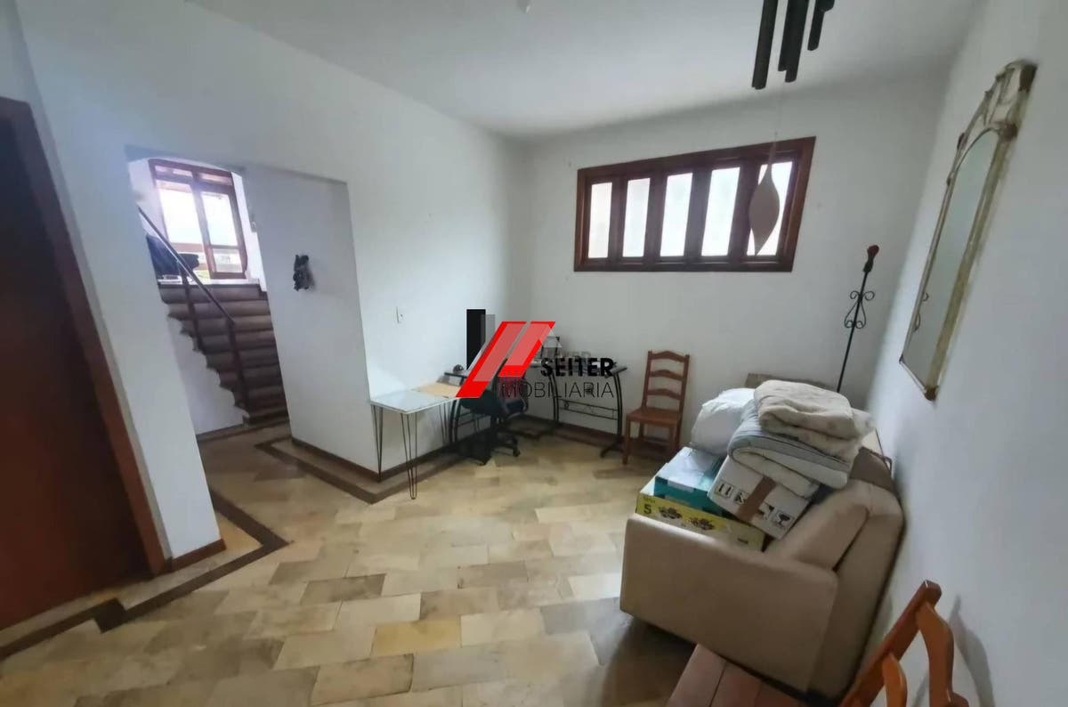 Casa à venda 350m² 6 dormitórios 2 suítes 3 vagas de garagem