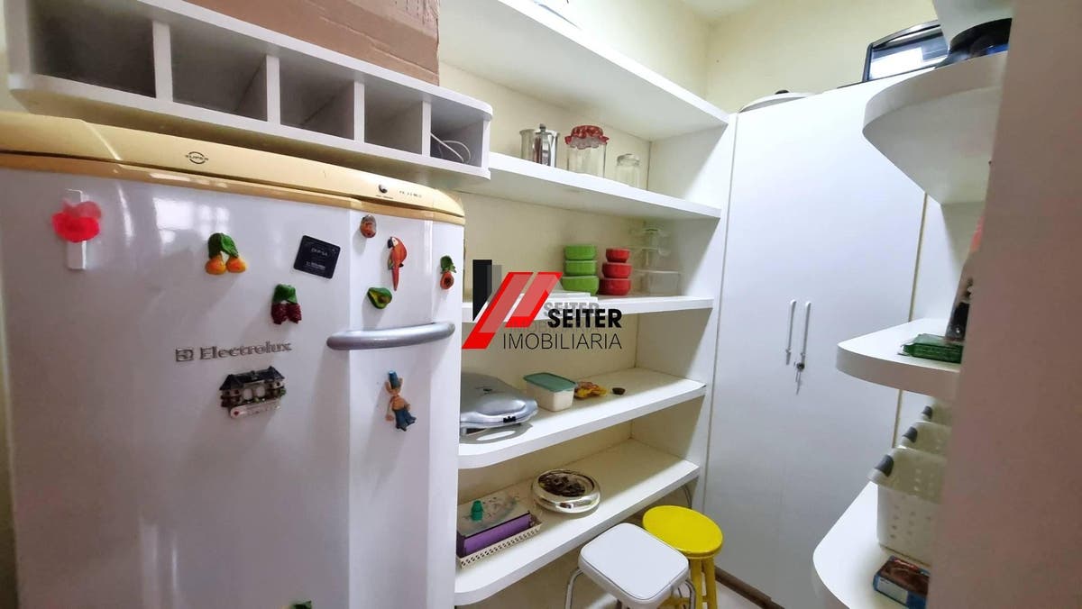 Casa mobiliada à venda em condomínio fechado no Bairro Monte Verde em Florianópolis com 4 quartos sendo 3 suítes