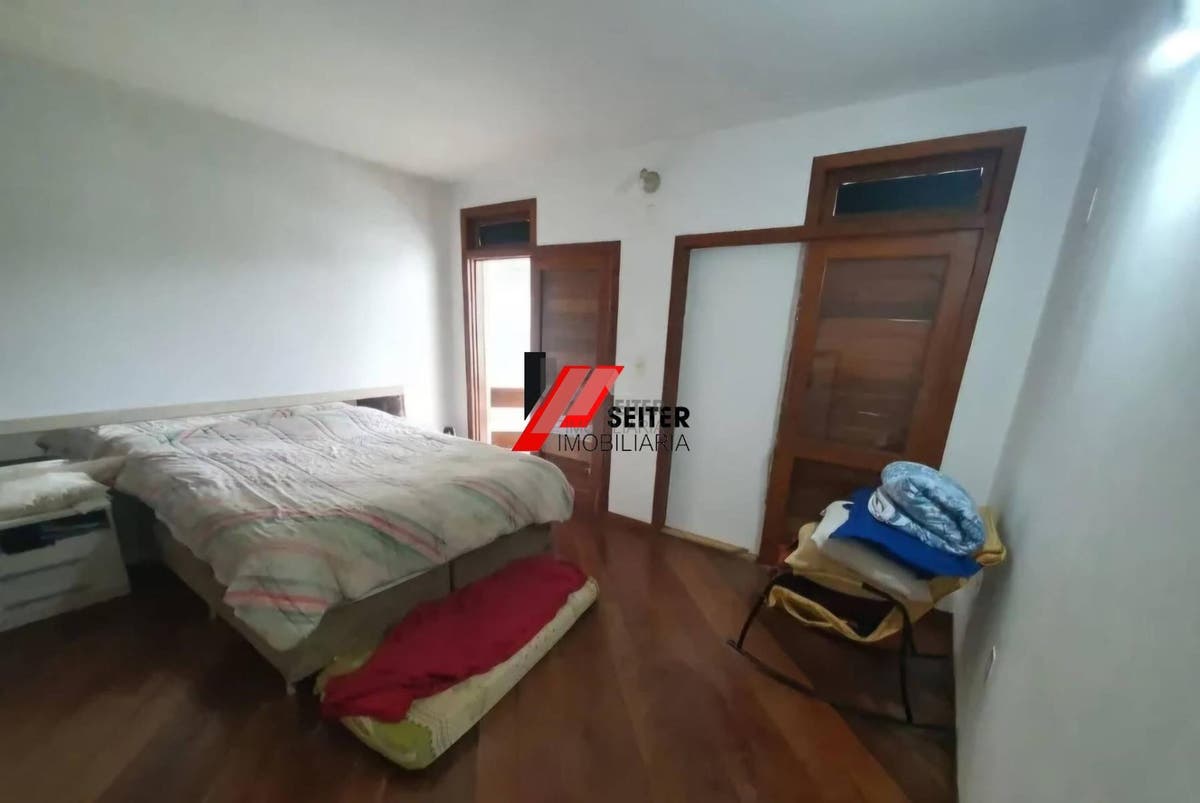 Casa à venda 350m² 6 dormitórios 2 suítes 3 vagas de garagem