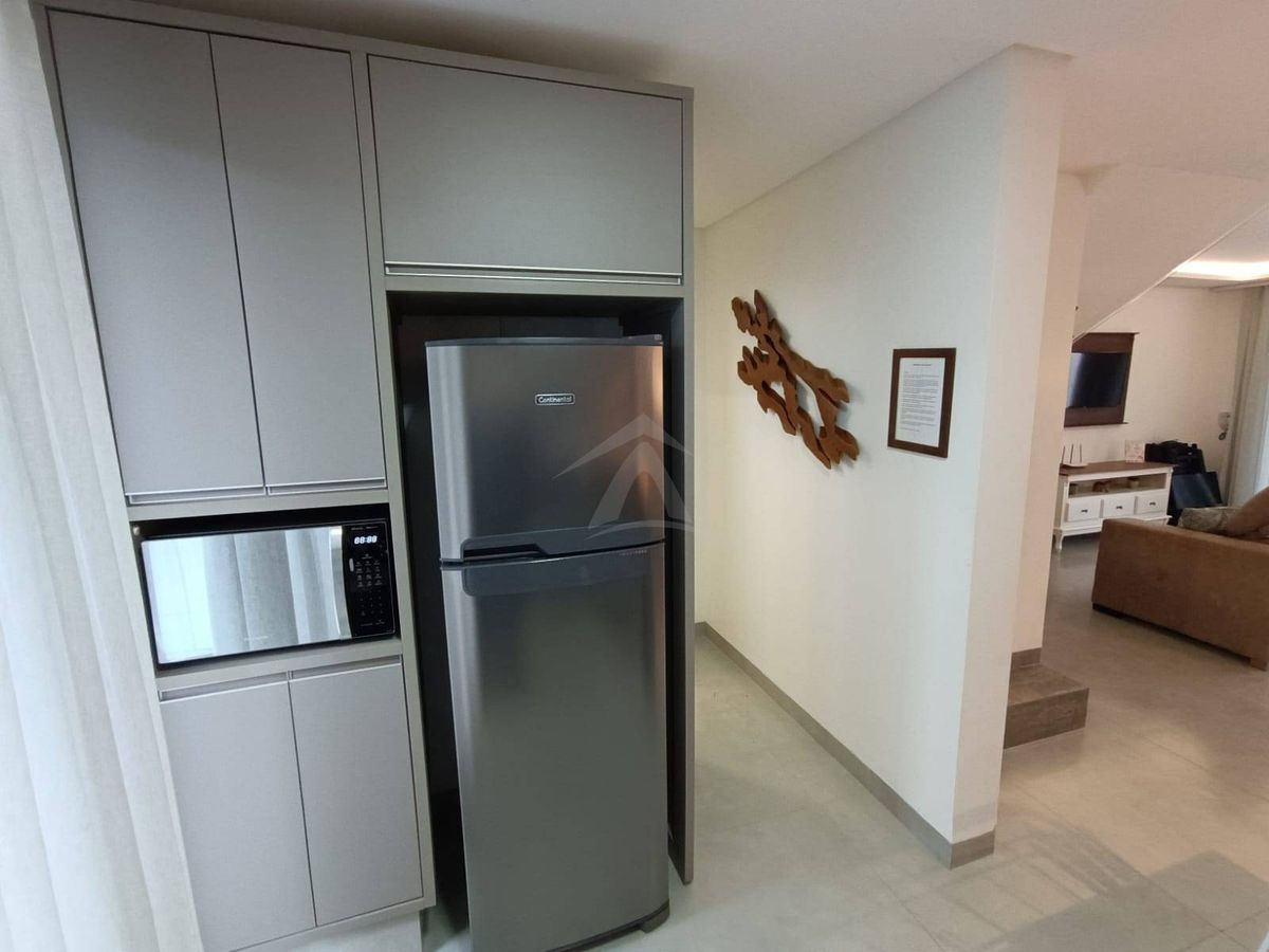 Sobrado quadra mar, com 3 quartos sendo 1 suite, cambijú