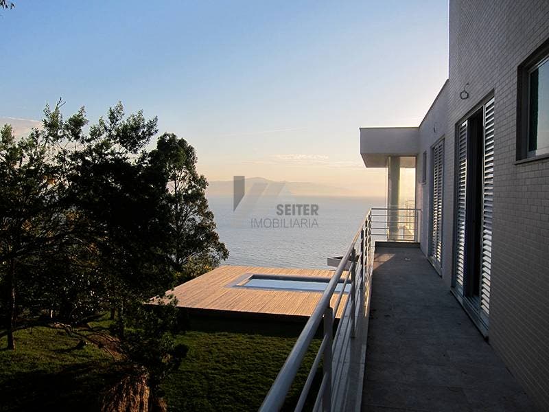 Casa com 3 dormitórios para locação no bairro Cacupé em Florianópolis