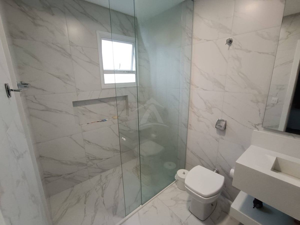 Sobrado quadra mar, com 3 quartos sendo 1 suite, cambijú