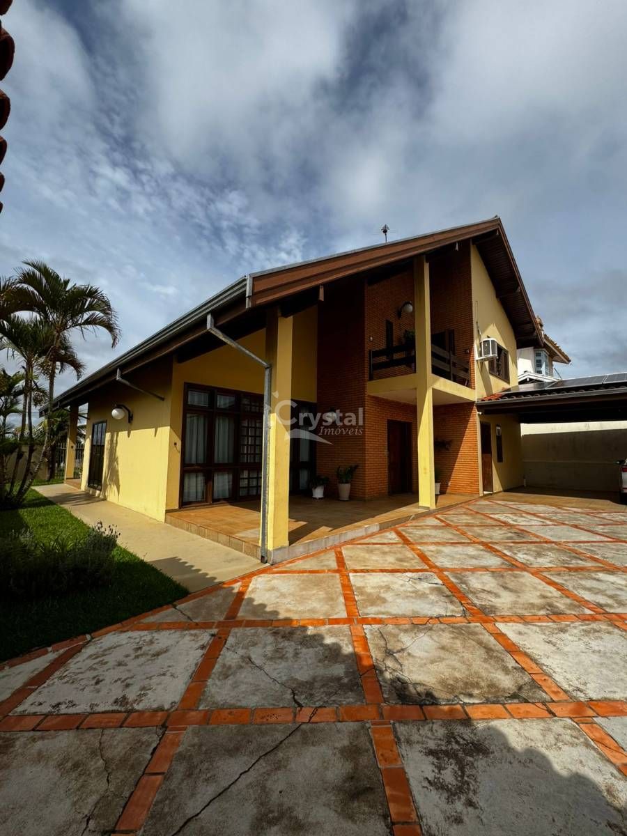 Sobrado à Venda com 3 Quartos, Cozinha Planejada e Área Externa com Piscina, Churrasqueira e Sauna em Morada do Sol - Avaré. Foto 2