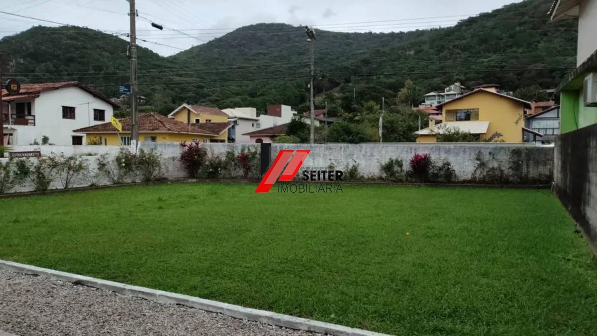 Casa térrea de esquina com amplo terreno na Armação, próxima à praia, Florianópolis