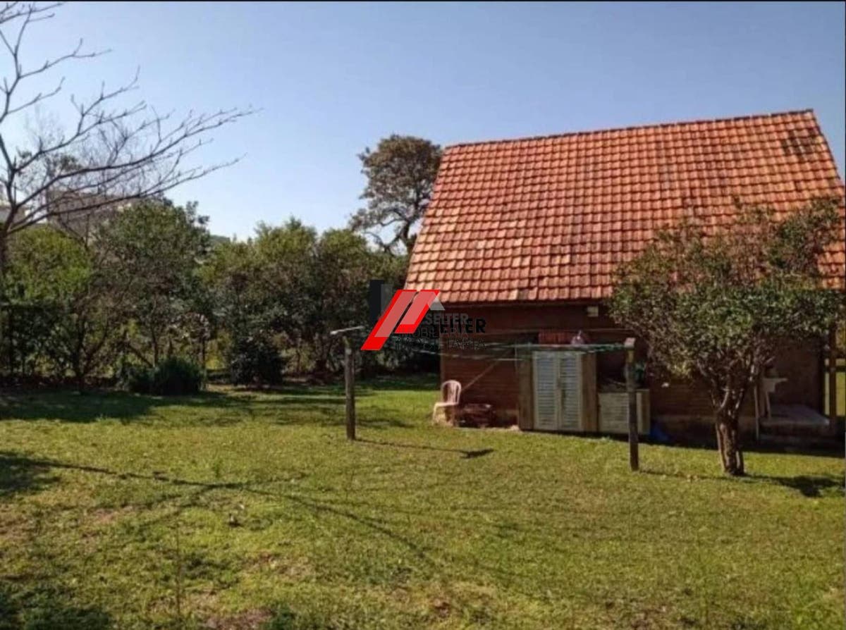 Casa à venda na praia do Santinho com terreno grande à500 metros do mar