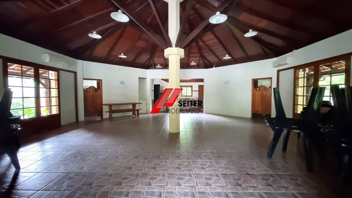 Casa mobiliada à venda em condomínio fechado no Bairro Monte Verde em Florianópolis com 4 quartos sendo 3 suítes