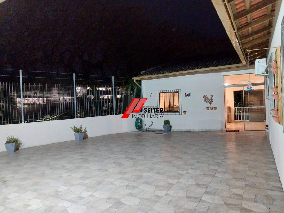 Casa com 4 dormitórios sendo 2 suíte à venda no bairro Pantanal