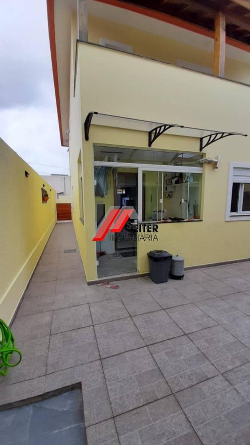Casa de 4 dormitórios à venda no bairro Rio Vermelho em Florianópolis