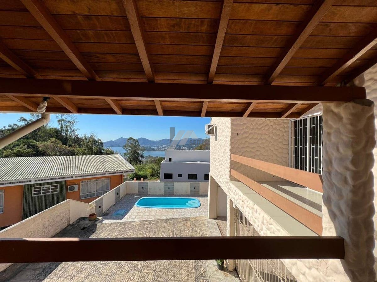 Casa para locação com 3 dormitórios sendo 1 suíte em Florianópolis Centro