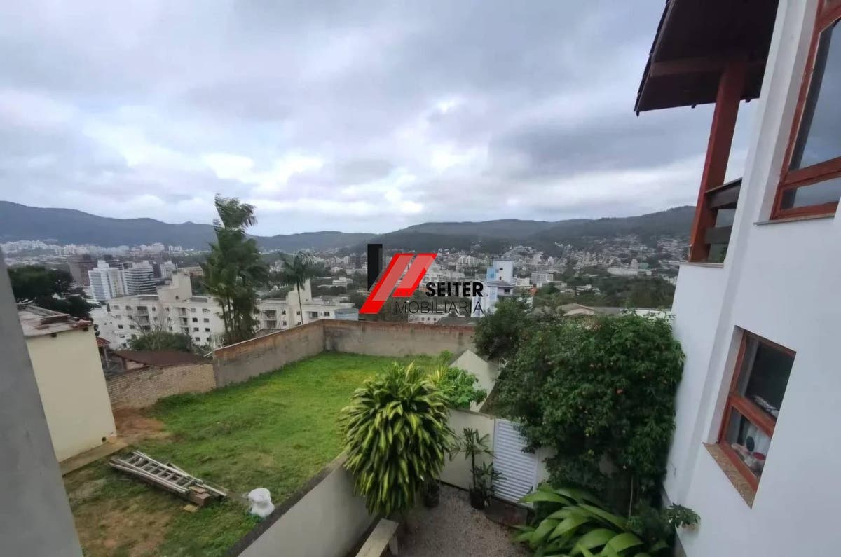 Casa à venda 350m² 6 dormitórios 2 suítes 3 vagas de garagem